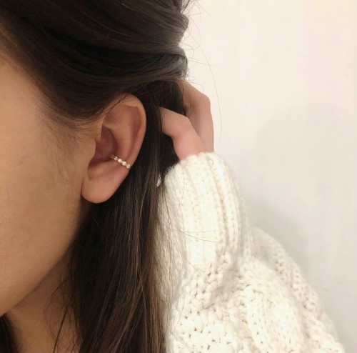 Srebrny pozłacany kolczyk nausznica z cyrkoniami