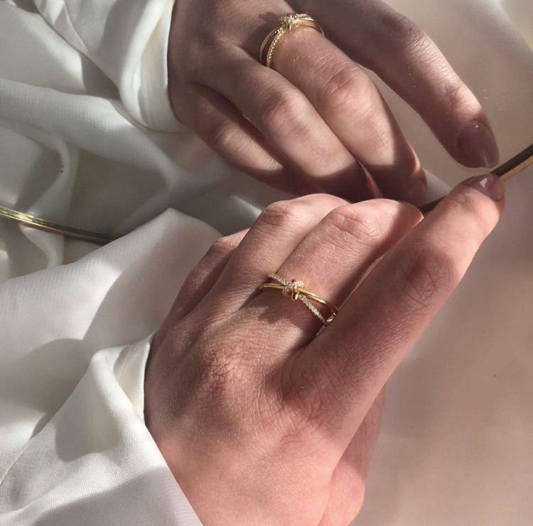 Srebrny pozłacany pierścionek z cyrkoniami