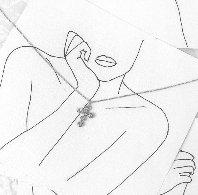 Srebrny naszyjnik z krzyżem i cyrkoniami