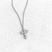 Srebrny naszyjnik z krzyżem i cyrkoniami