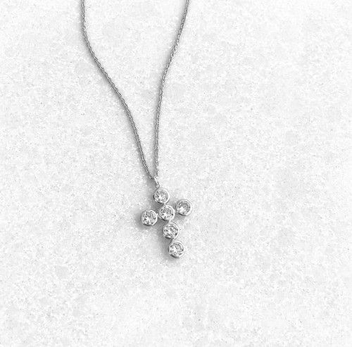 Srebrny naszyjnik z krzyżem i cyrkoniami