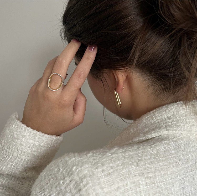 Srebrny pozłacany pierścionek z cyrkoniami