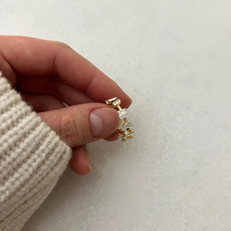 Srebrny pozłacany pierścionek obrączka z cyrkoniami