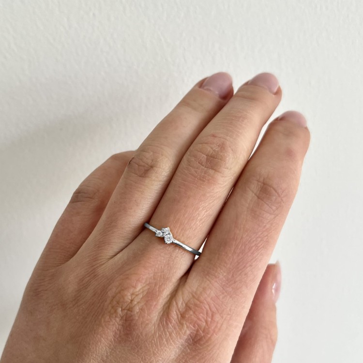 Srebrny pierścionek z cyrkoniami delikatny