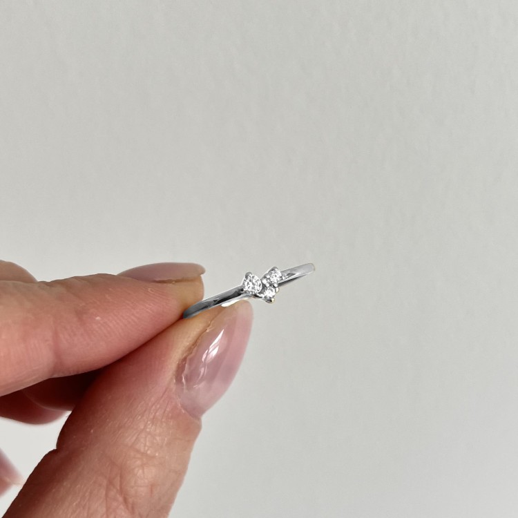 Srebrny pierścionek z cyrkoniami delikatny