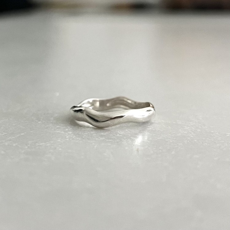 Srebrny pierścionek nieregularny