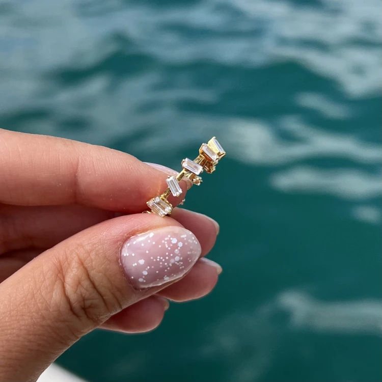 Srebrny pozłacany pierścionek obrączka z cyrkoniami