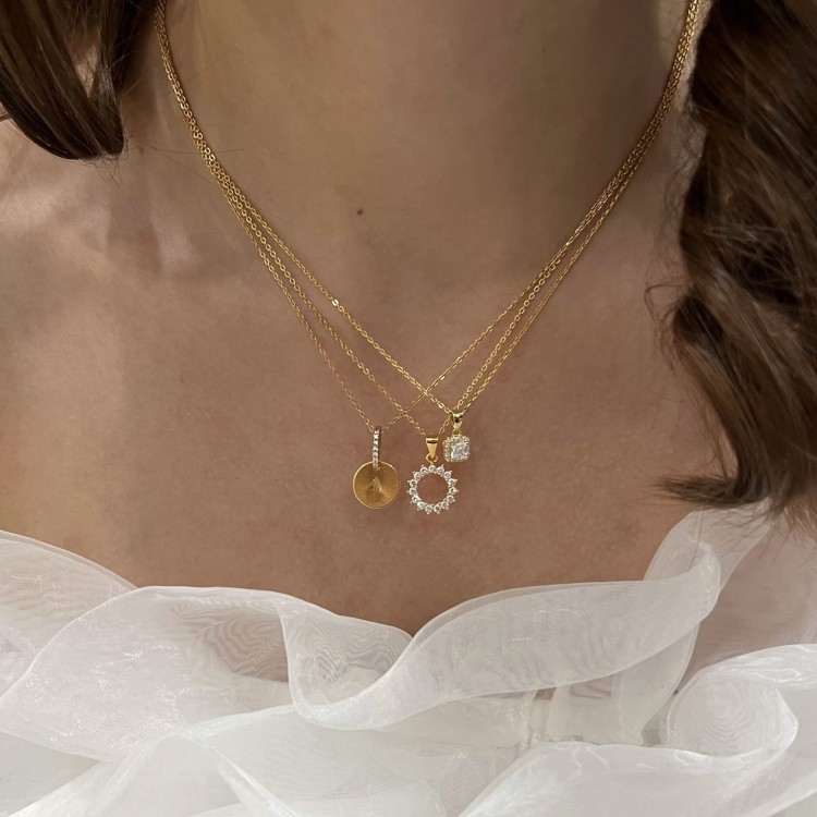 Srebrny pozłacany naszyjnik personalizowany blaszka z cyrkoniami