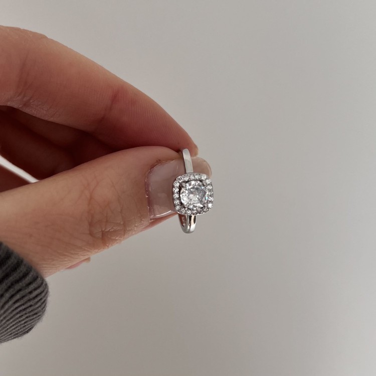 Srebrny pierścionek z cyrkoniami WDZIĘK