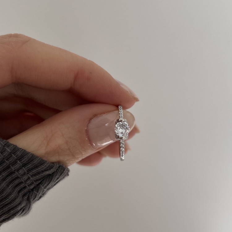 Srebrny pierścionek z cyrkoniami ZACHWYT