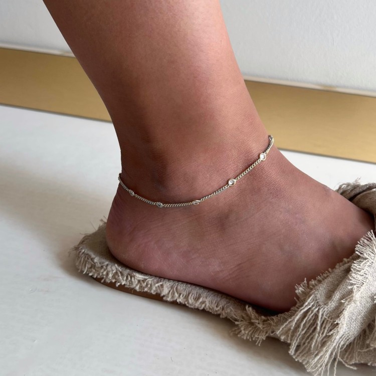 Srebrna bransoletka na kostkę pancerka z cyrkoniami