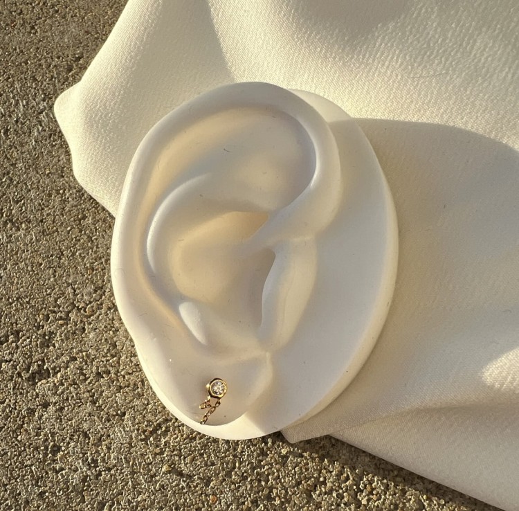 Srebrne pozłacane kolczyki z cyrkonią i łańcuszkiem