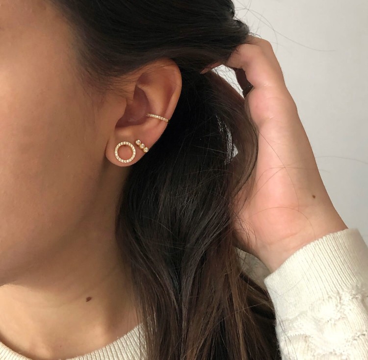 Srebrny pozłacany kolczyk z cyrkoniami nausznica