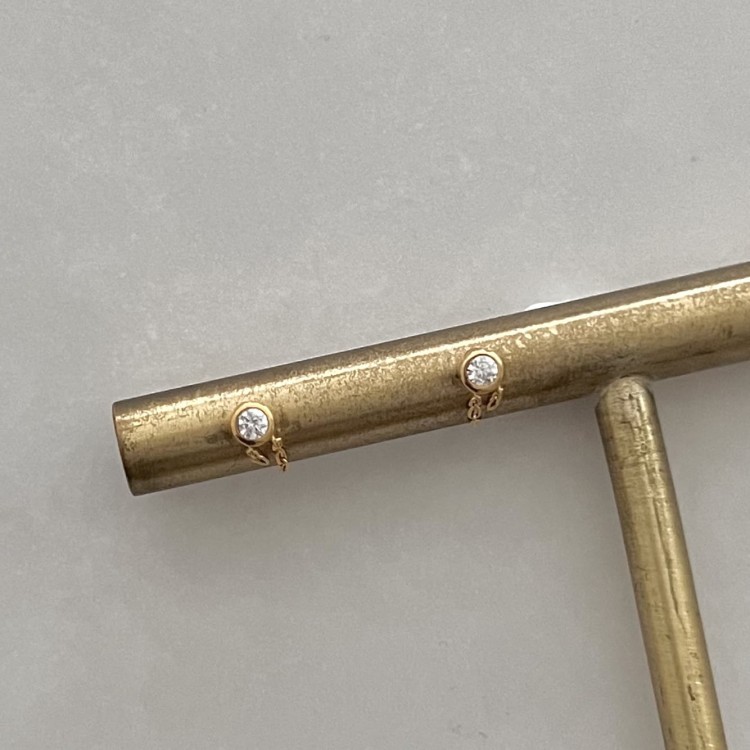 Srebrne pozłacane kolczyki z cyrkonią i łańcuszkiem