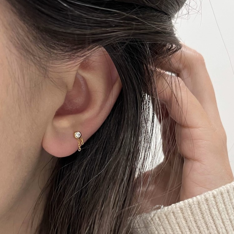 Srebrne pozłacane kolczyki z cyrkonią i łańcuszkiem