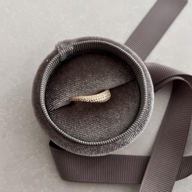 Srebrny pozłacany pierścionek z cyrkoniami FORMA