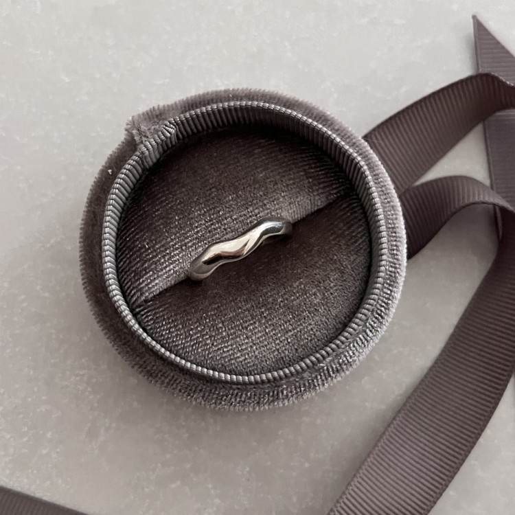 Srebrny pierścionek nieregularny