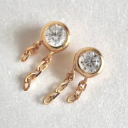 Srebrne pozłacane kolczyki z cyrkonią i łańcuszkiem