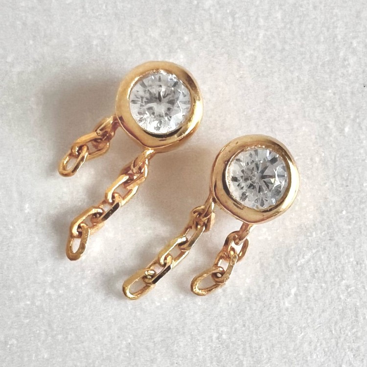 Srebrne pozłacane kolczyki z cyrkonią i łańcuszkiem