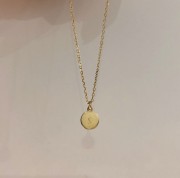Personalizowany naszyjnik z literką – blaszka 8 mm, splot ankrowy
