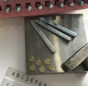 naszyjnik z odbijaną literką na blaszce