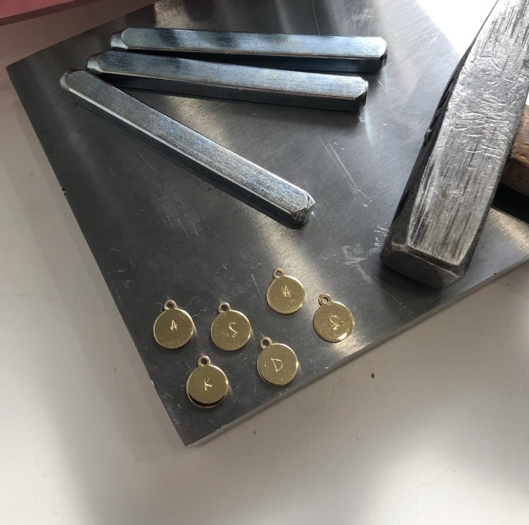 blaszka z ręcznie odbijaną literką