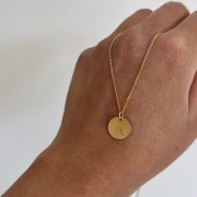 Personalizowany naszyjnik z literką – blaszka12 mm, splot pancerka