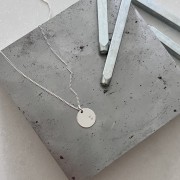 Personalizowany naszyjnik z literką – blaszka12 mm, splot pancerka