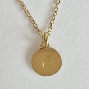 Personalizowany naszyjnik z literką – blaszka 8 mm, splot ankrowy