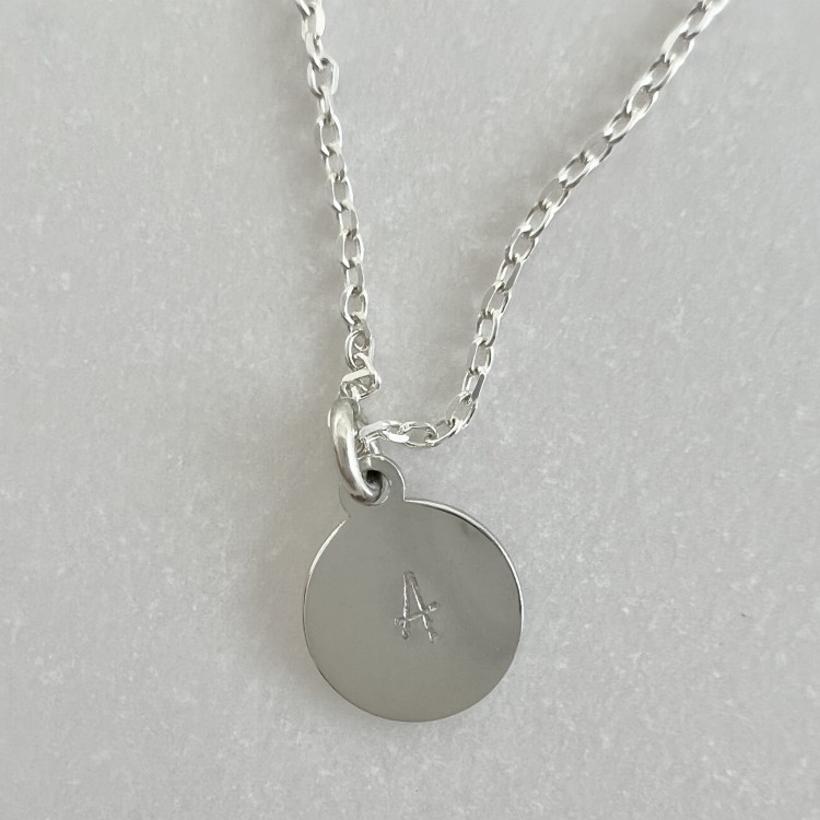Personalizowany naszyjnik z literką – blaszka 8 mm, splot ankrowy