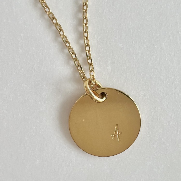 Personalizowany naszyjnik z literką – blaszka 12 mm, splot ankrowy