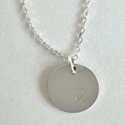 Personalizowany naszyjnik z literką – blaszka 12 mm, splot ankrowy