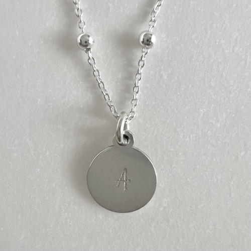 Personalizowany naszyjnik z literką – blaszka 8 mm, splot z kulek