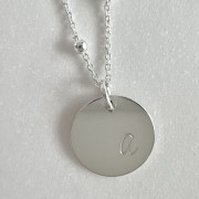 Personalizowany naszyjnik z literką – blaszka 12 mm, splot z kulek