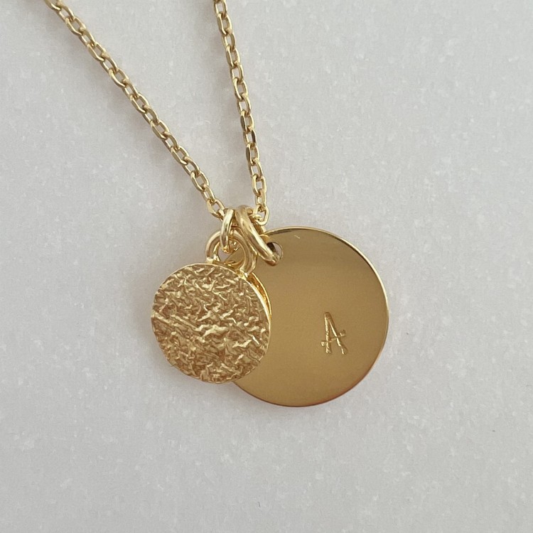Personalizowany naszyjnik z literką – blaszka 12 mm i fakturowana blaszka