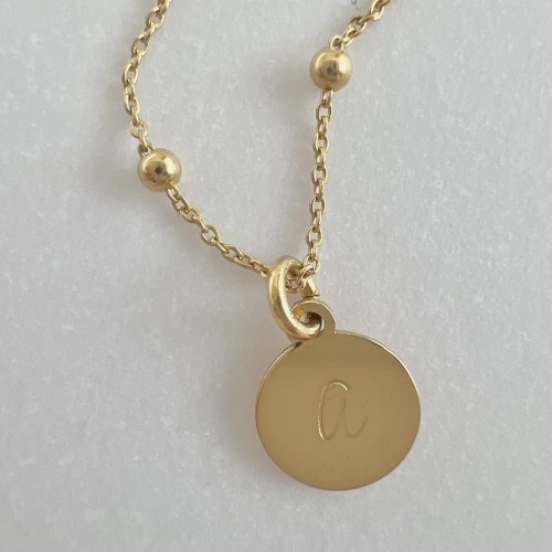 Personalizowany naszyjnik z literką – blaszka 8 mm, splot z kulek