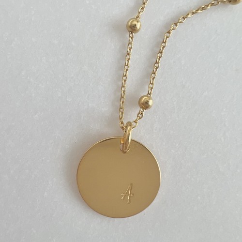 Personalizowany naszyjnik z literką – blaszka 12 mm, splot z kulek