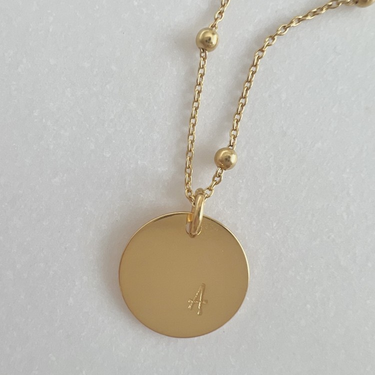 Personalizowany naszyjnik z literką – blaszka 12 mm, splot z kulek