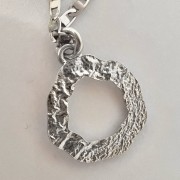 Srebrny naszyjnik z blaszką fakturowaną