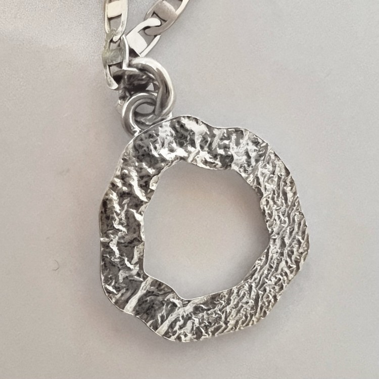 Srebrny naszyjnik z blaszką fakturowaną