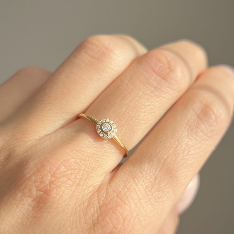 Srebrny pozłacany pierścionek z cyrkoniami NIENACHALNY