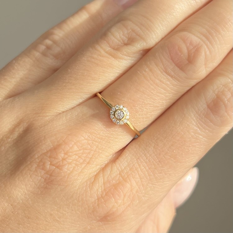 Srebrny pozłacany pierścionek z cyrkoniami NIENACHALNY