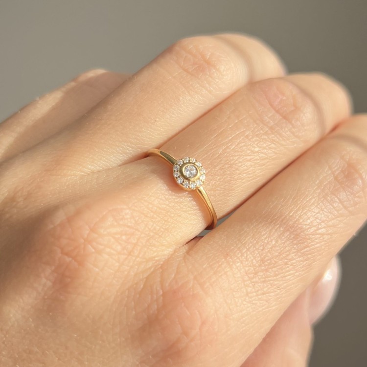 Srebrny pozłacany pierścionek z cyrkoniami NIENACHALNY