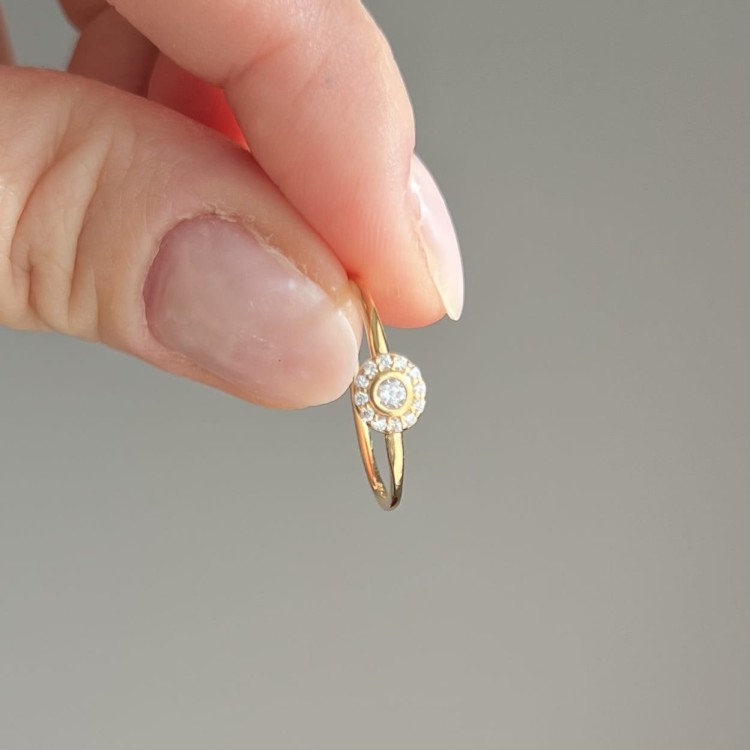 Srebrny pozłacany pierścionek z cyrkoniami NIENACHALNY