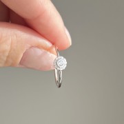 Srebrny pierścionek z cyrkoniami NIENACHALNY