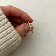 Srebrny pozłacany pierścionek z cyrkoniami KOKARDKA