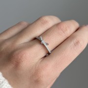 Srebrny pierścionek z cyrkoniami KOKARDKA