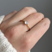 Srebrny pozłacany pierścionek z cyrkonią UKOCHANA