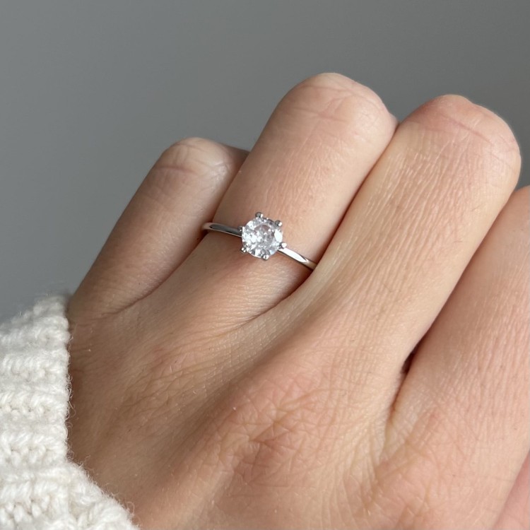 Srebrny pierścionek z cyrkonią UKOCHANA