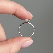 Srebrny pierścionek z cyrkonią UKOCHANA